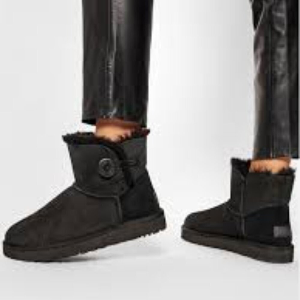 UGG Mini Bailey Button II Women Size 7
